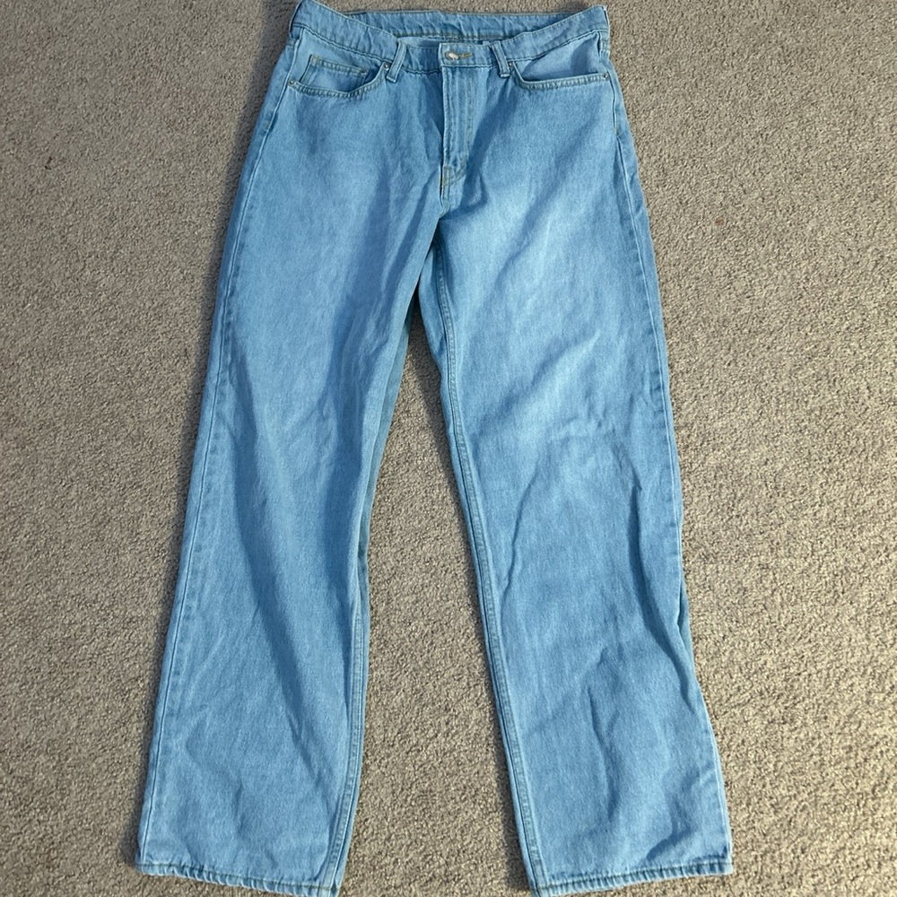 Cute baggy low waisted jeans! Slightly used but in great shape!